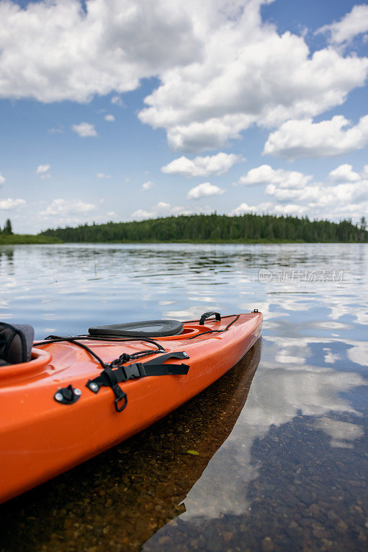 加拿大魁北克省，夏天在毛里西国家公园的Lac du Fou湖上划皮艇